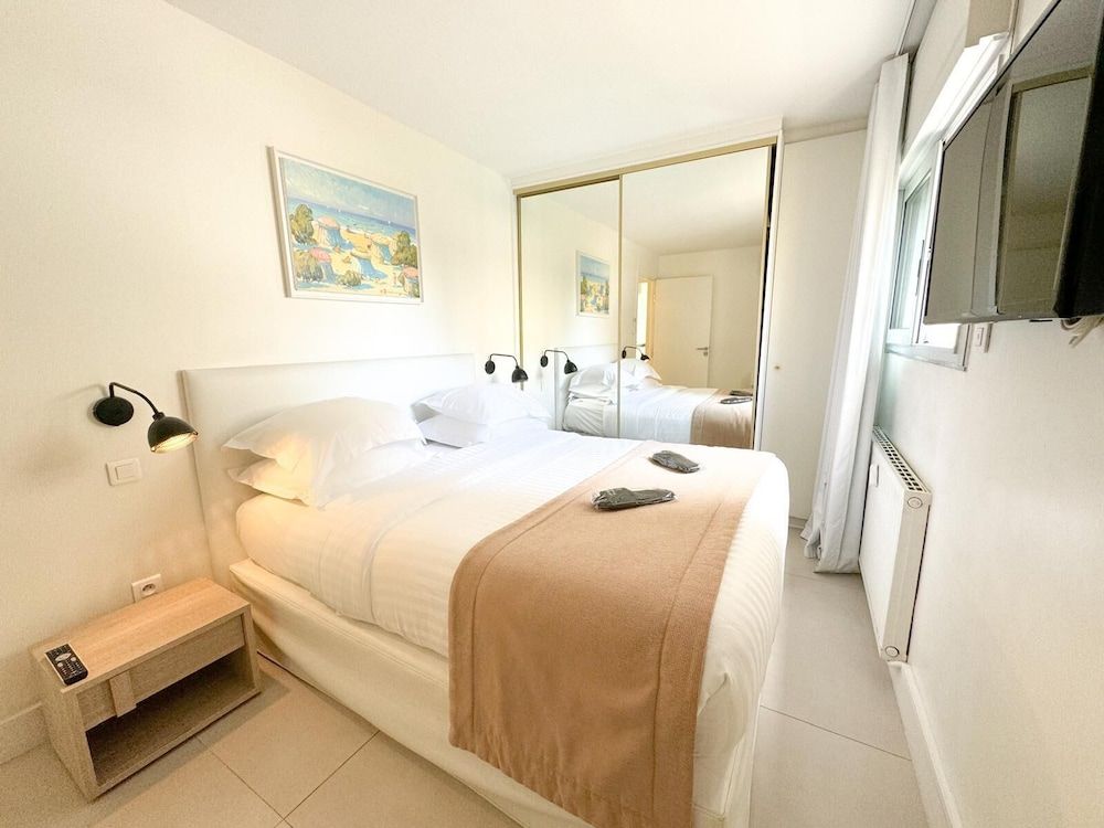 undefined Hotel De Provence 5