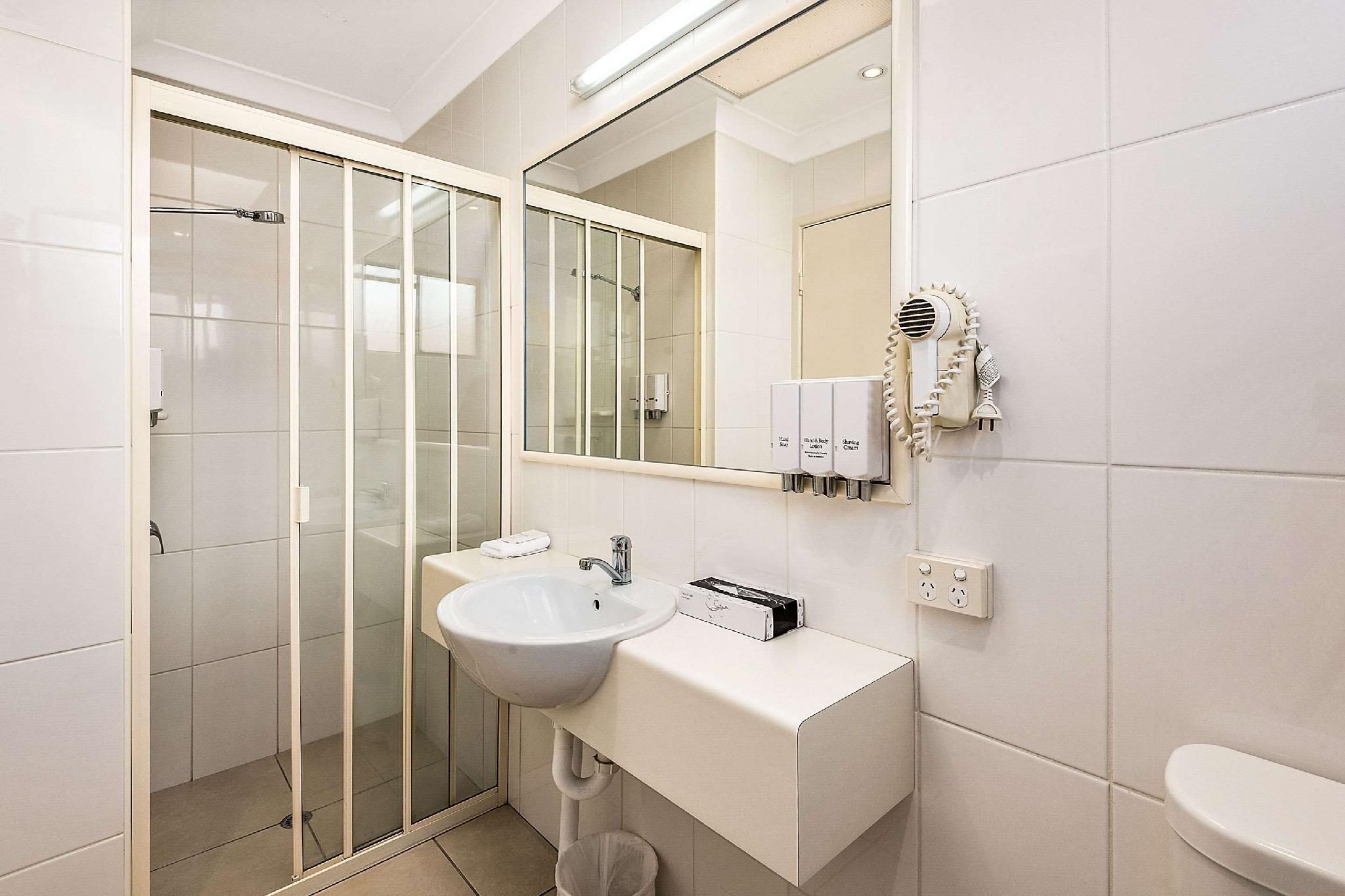 1 Queen Bed, 2 Single Beds, Suite, Nonsmoking
