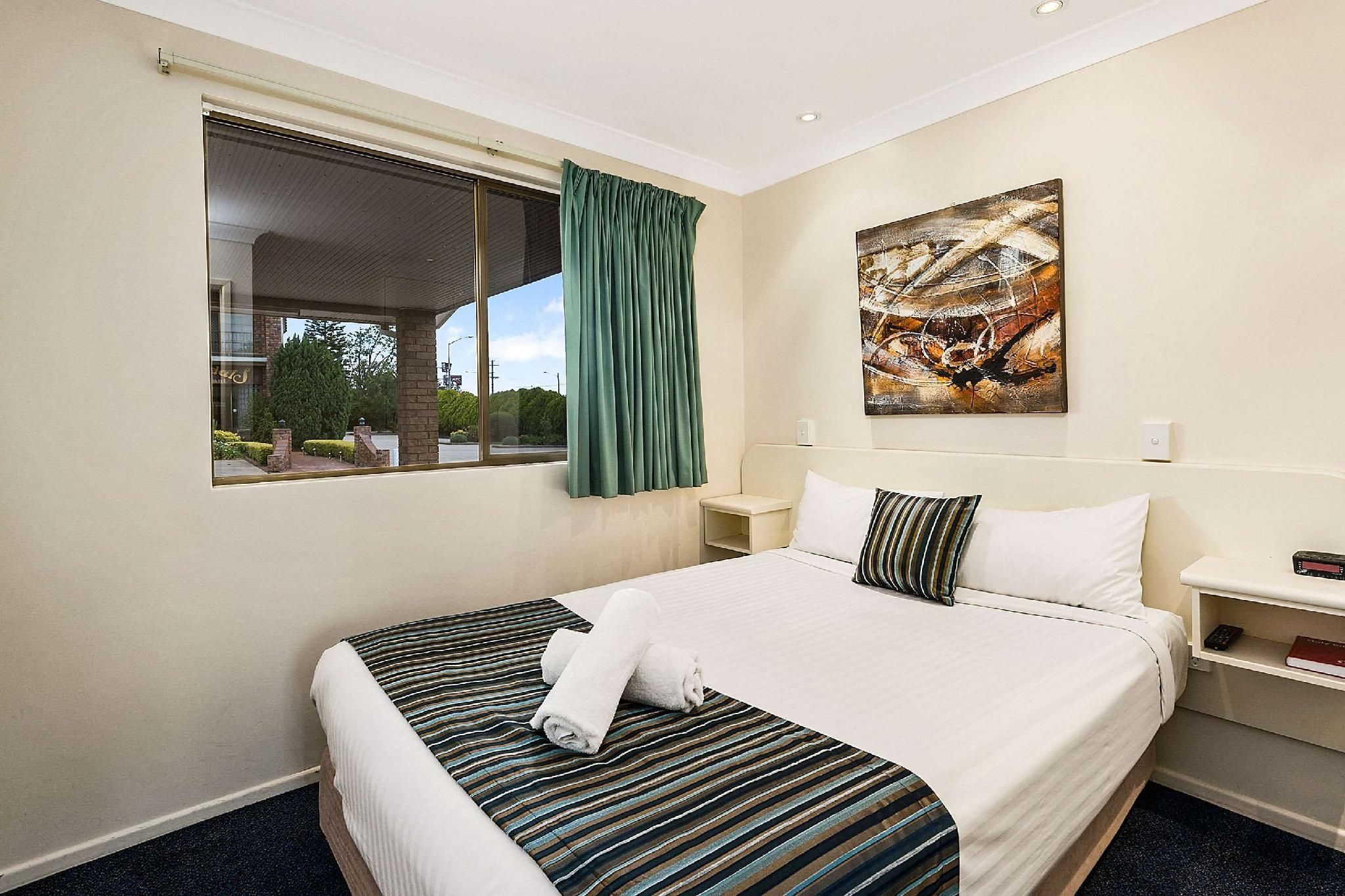1 Queen Bed, 2 Single Beds, Suite, Nonsmoking