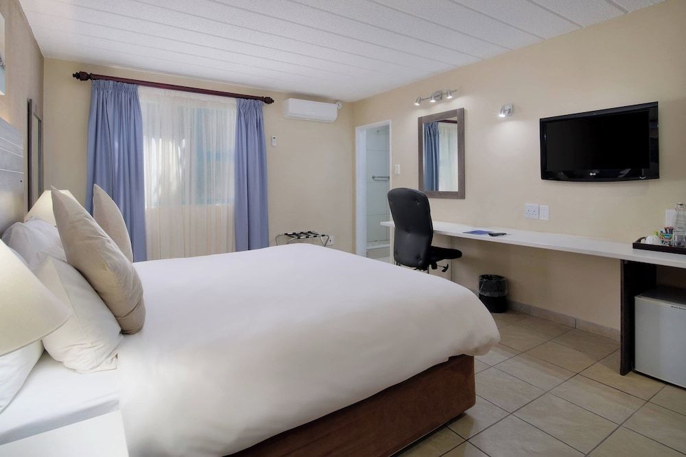 Protea Hotel by Marriott Polokwane Landmark Room, 1 King Bed, Garden View 7