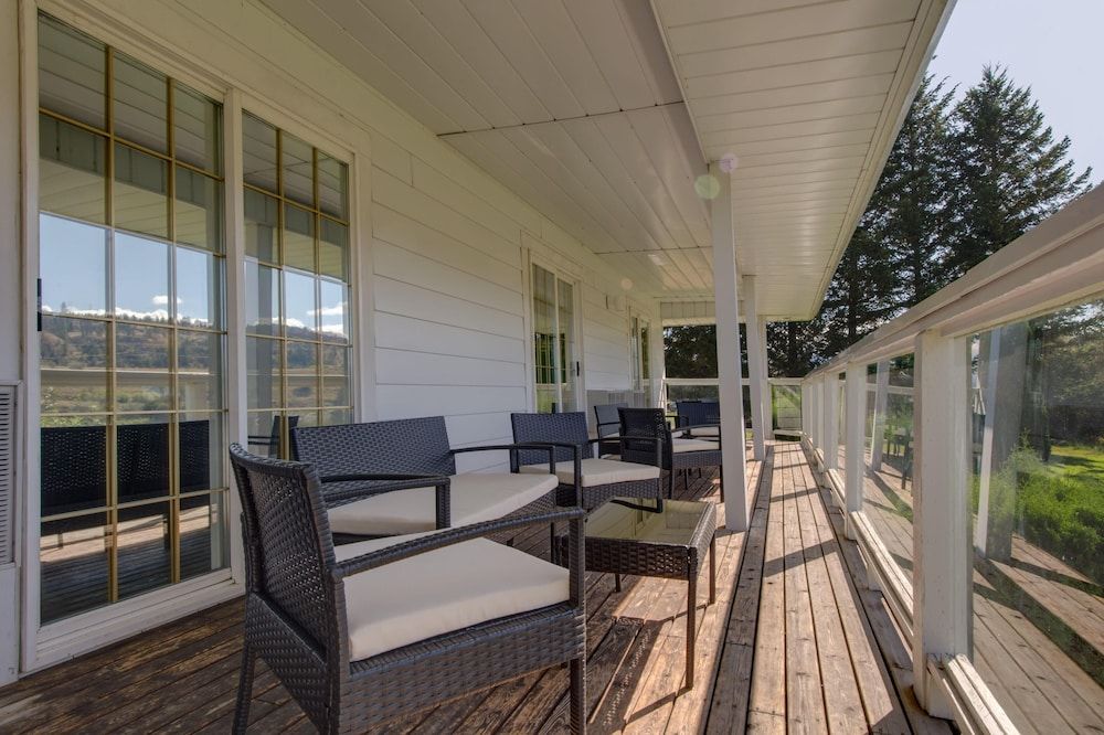 South Thompson Inn & Conference Centre Standard Room, Mountain View 4