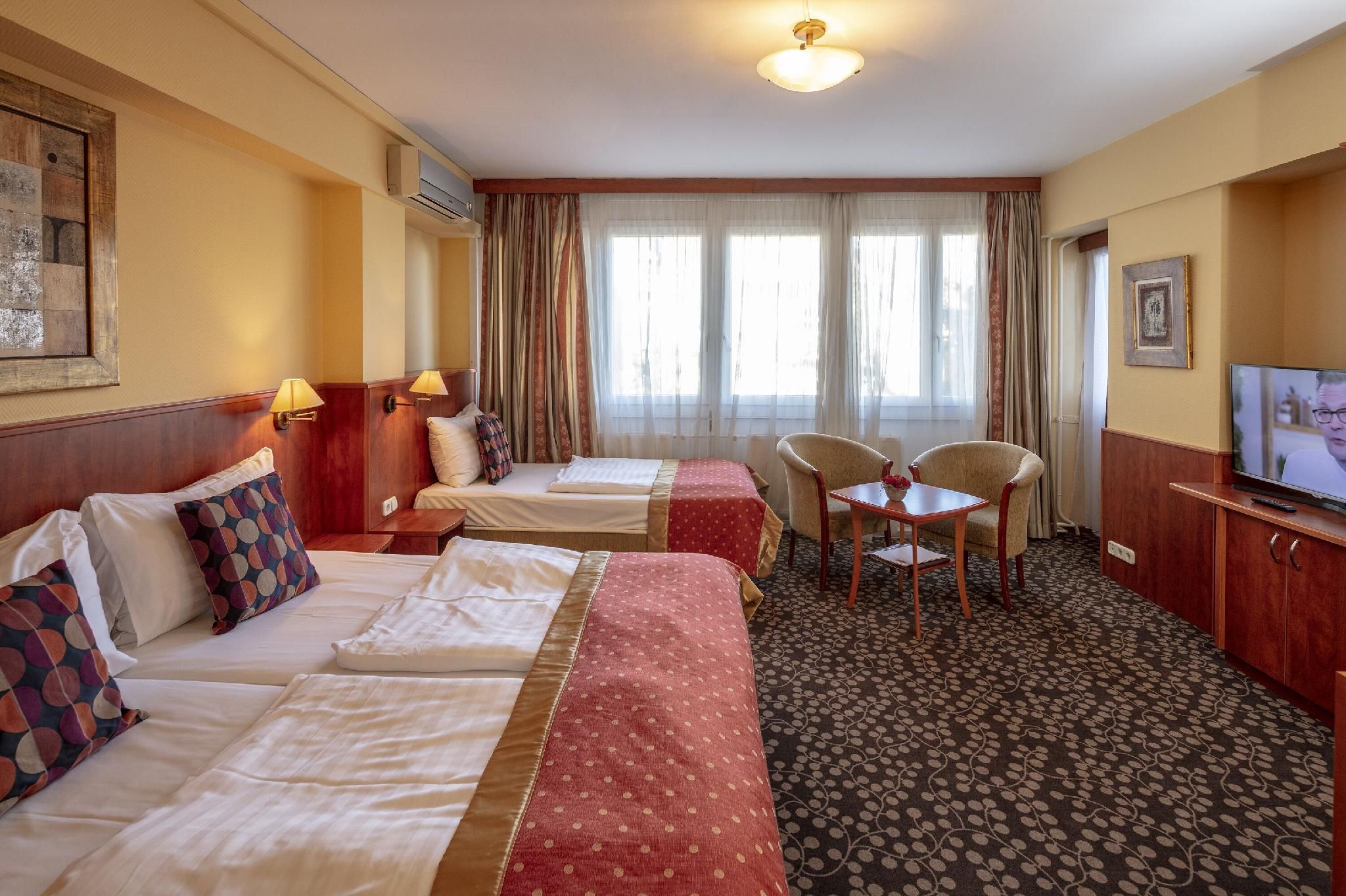 Deluxe Studio (3 Adults)