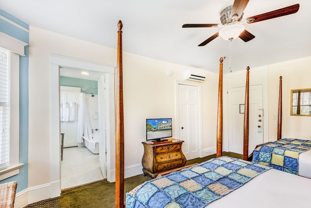 Lakeside Inn Suite, 2 Double Beds with Sofa bed