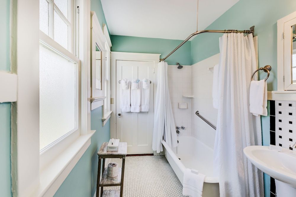 Lakeside Inn Suite, 1 King Bed with Sofa bed, Non Smoking 2