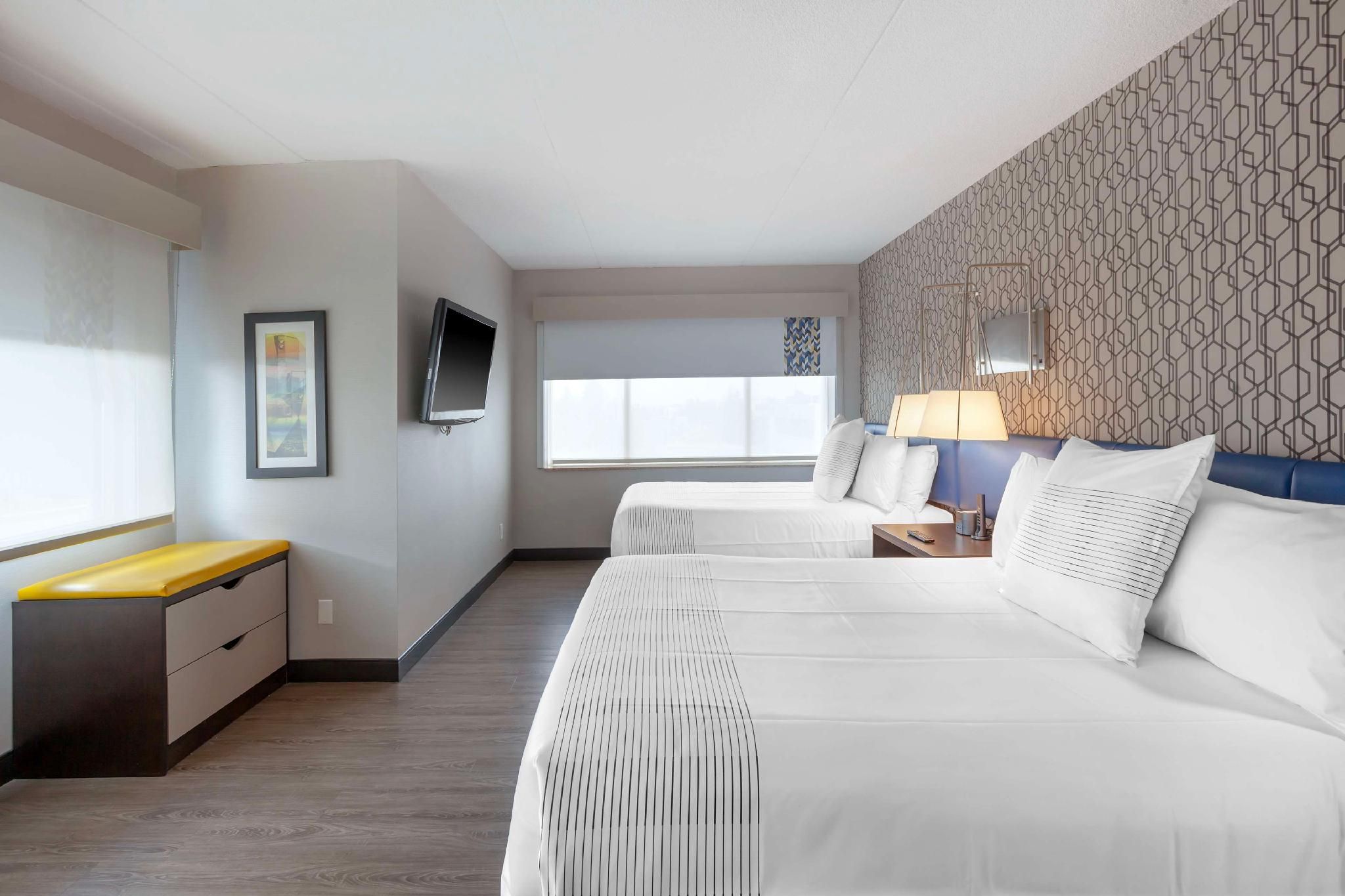 Suite - 2 Queen Beds, Nonsmoking, Separate Bedroom, Sofabed, Walk-in Shower