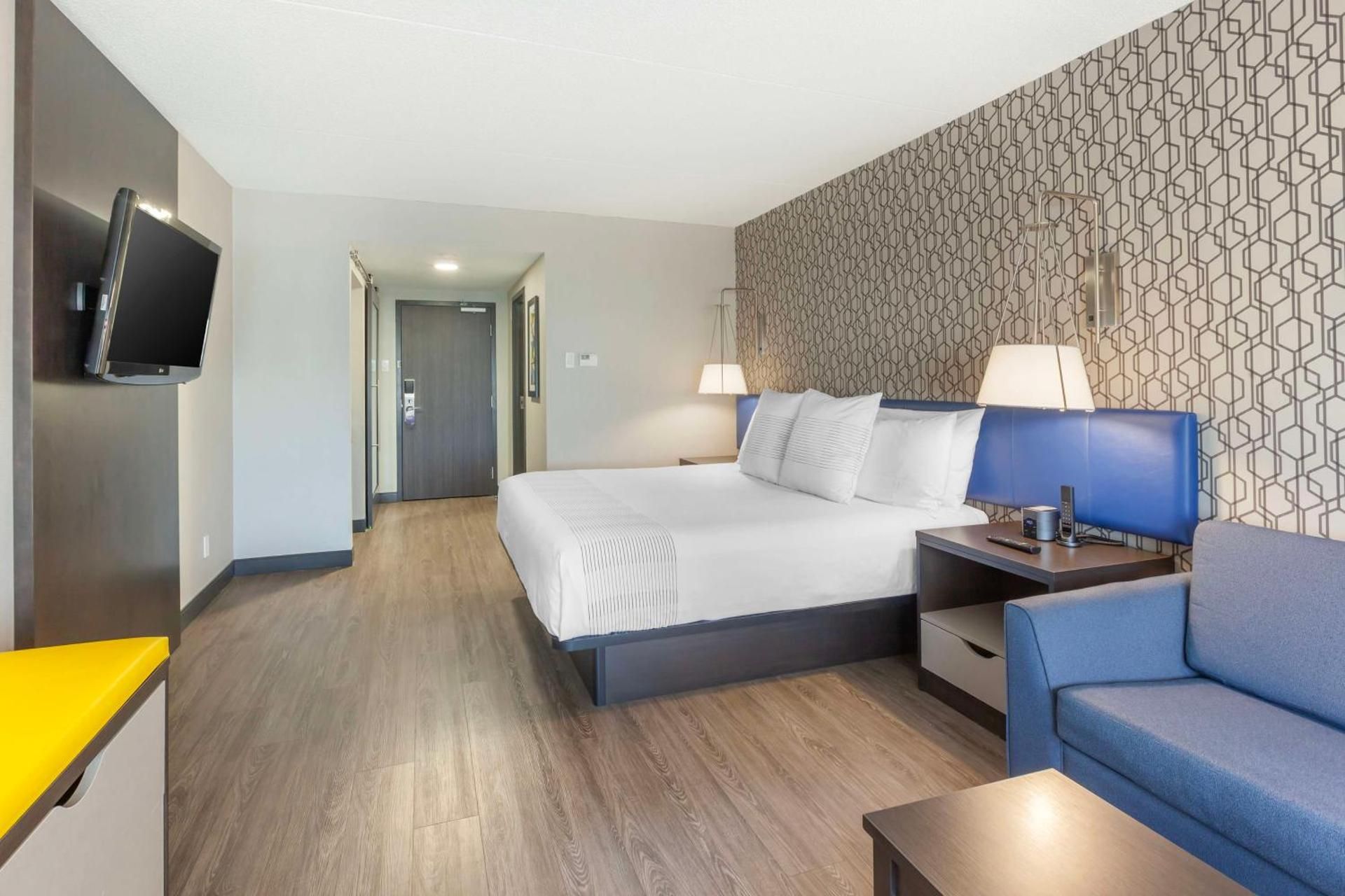 GLō Best Western Mississauga Corporate Centre 1 King Bed, Nonsmoking, Sofabed, Walk-in Shower 2