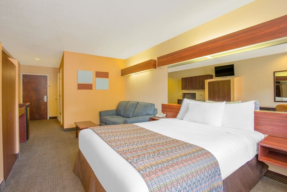 Room, 1 Queen Bed, Accessible, Non Smoking (Bathtub w/ Grab Bars)