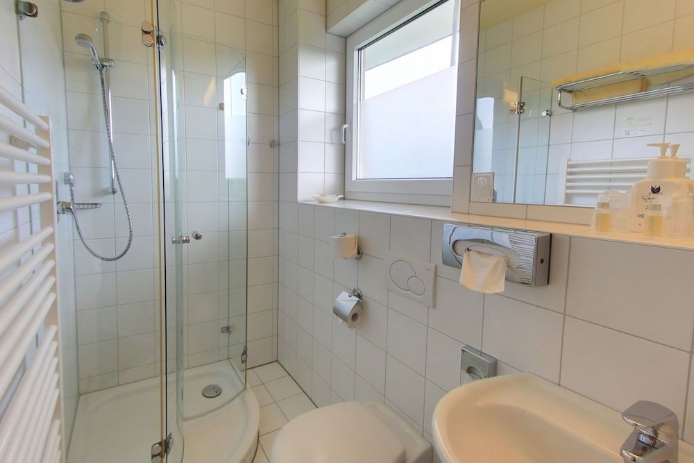 AKZENT Waldhotel Rheingau Small Double Room 4