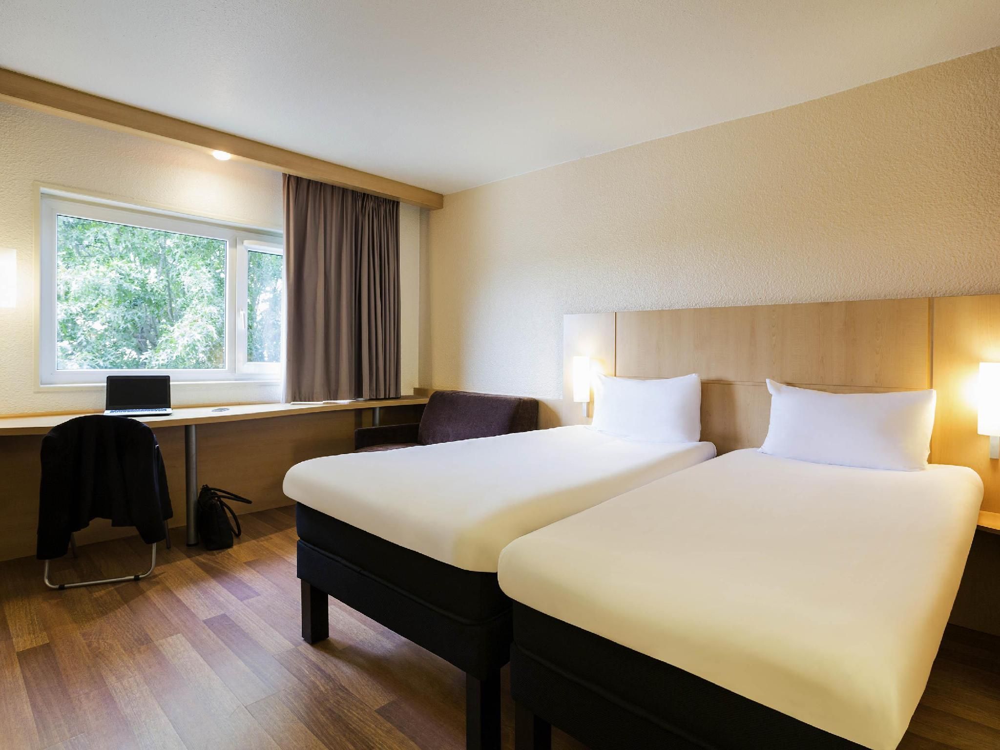 Ibis Bordeaux Lac Standard Room with twin beds 2