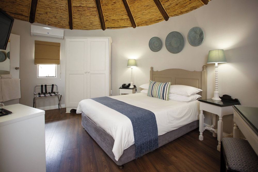 Studio, 1 King Bed, Garden View