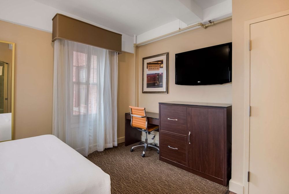 Standard Room, 1 Queen Bed, Non Smoking, Refrigerator & Microwave