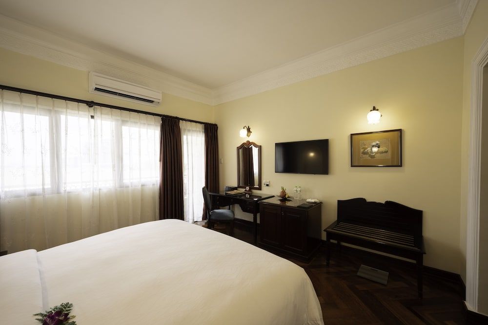 Century Deluxe City View Double (Breakfast included)