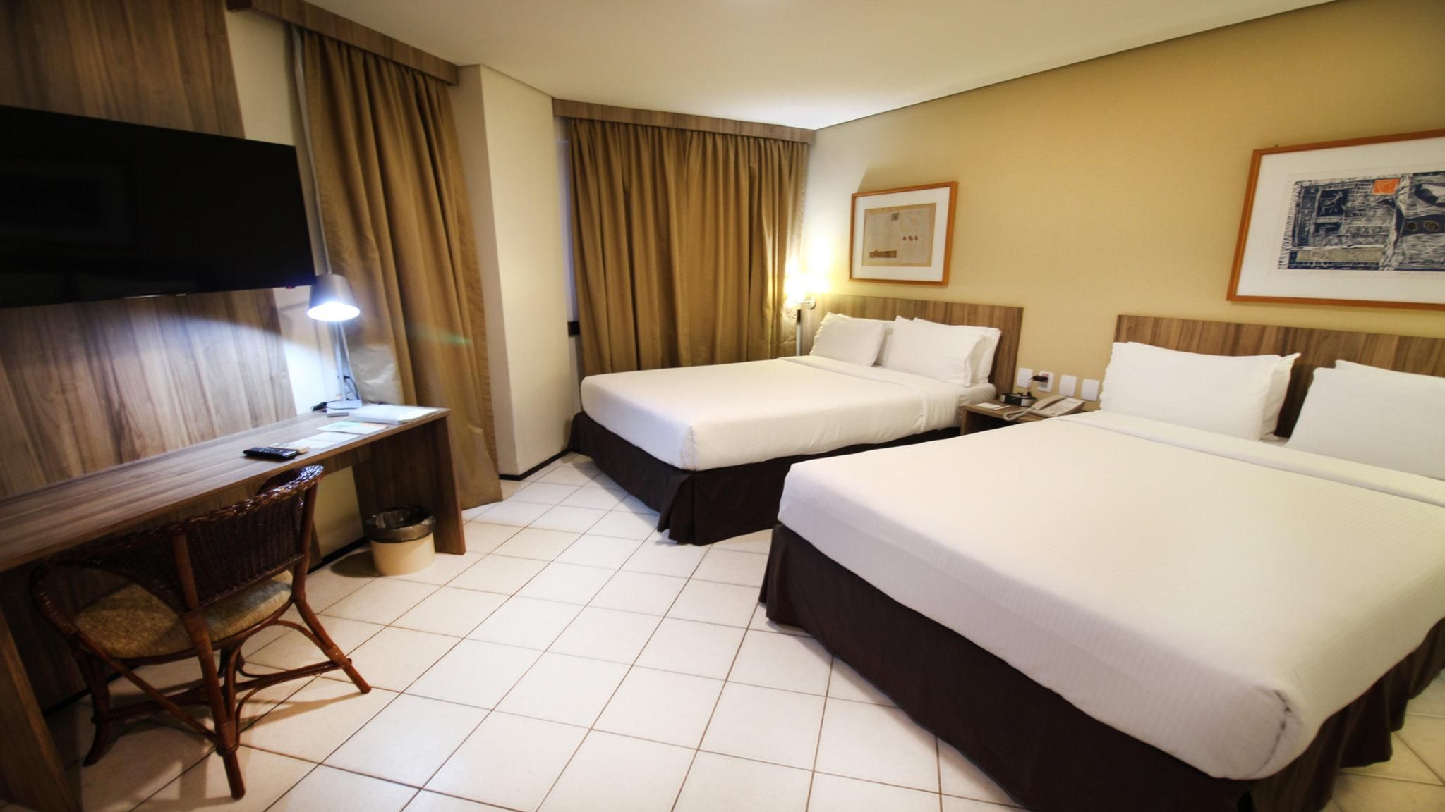 1 Bedroom Suite Dining Area