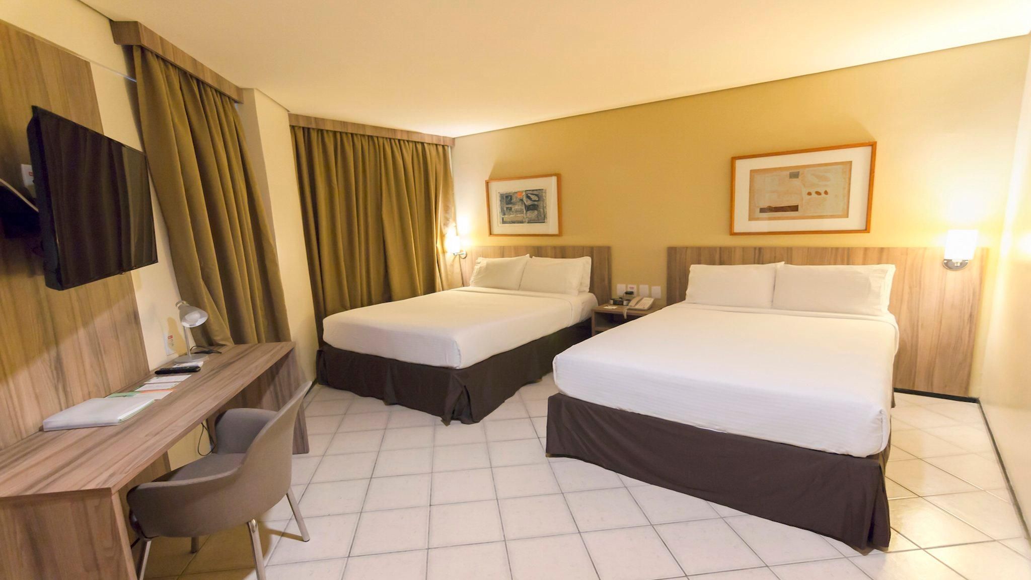 1 Bedroom Suite Dining Area