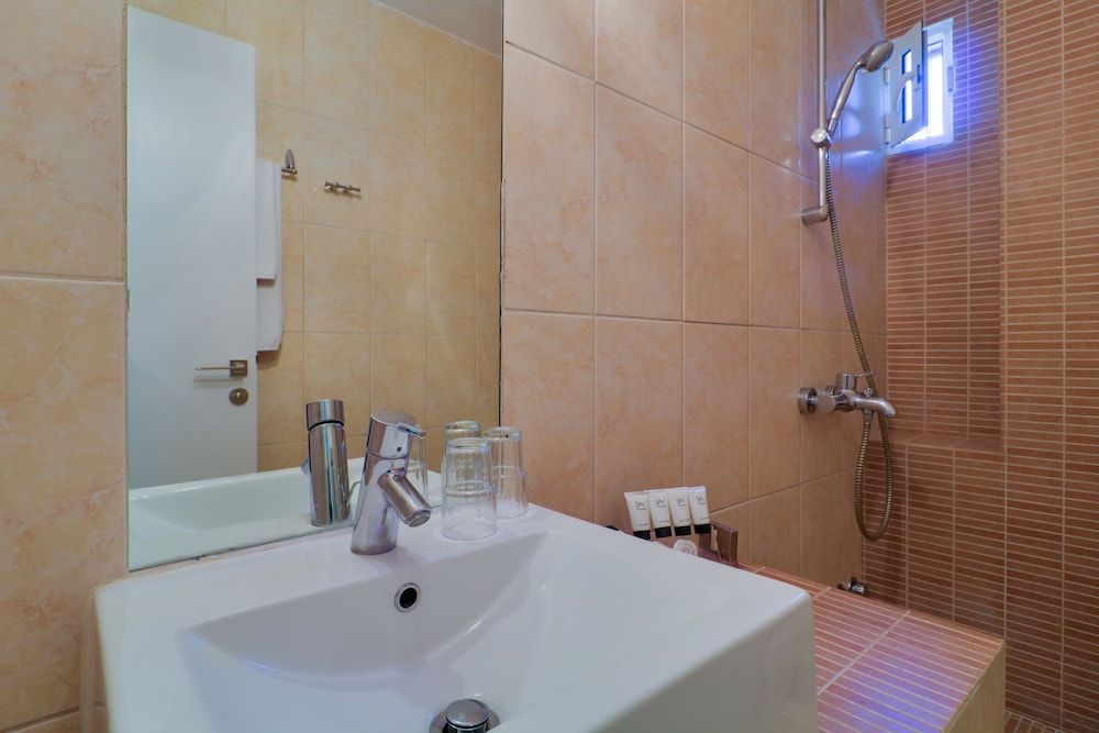 Palace Hotel Glyfada Family Suite, 2 Bedrooms, City View 3