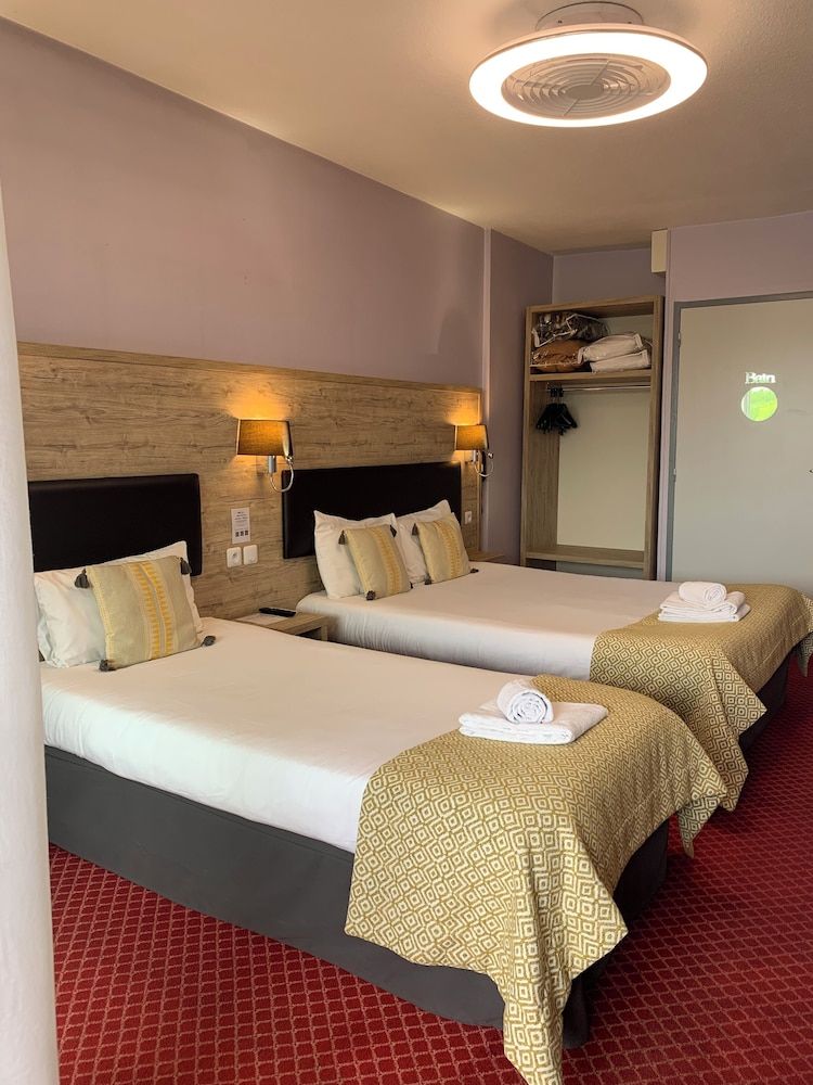 Brit Hotel Bleu Nuit Triple Room