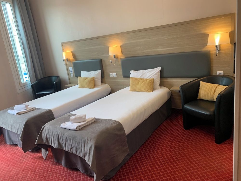 Brit Hotel Bleu Nuit Standard Twin Room, 2 Twin Beds 2