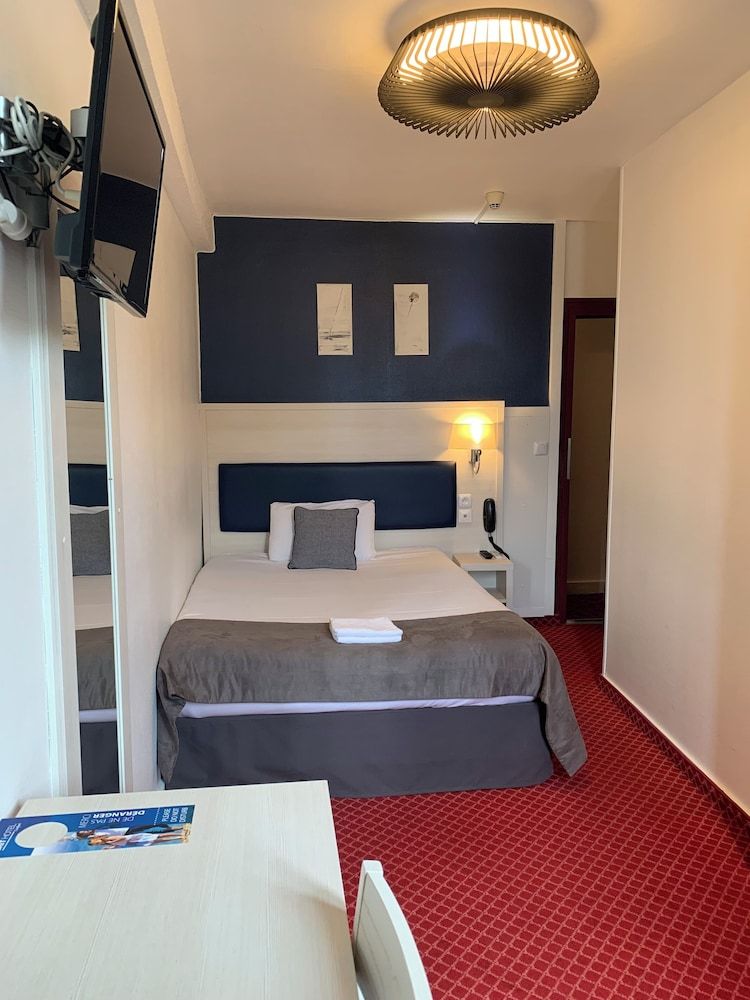 Brit Hotel Bleu Nuit Standard Single Room 3