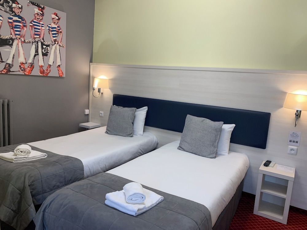 Brit Hotel Bleu Nuit Standard Twin Room, 2 Twin Beds 4