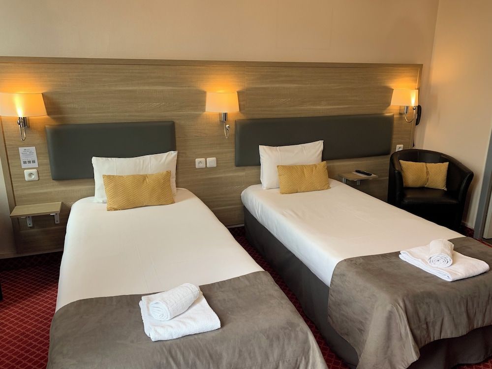 Brit Hotel Bleu Nuit Standard Twin Room, 2 Twin Beds 3