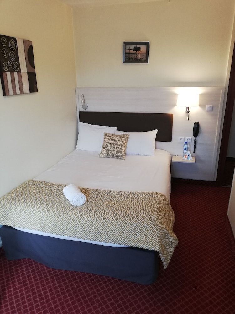 Brit Hotel Bleu Nuit Standard Single Room 2