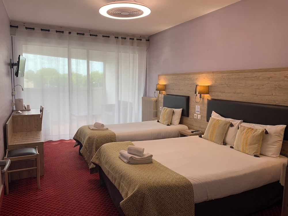 Brit Hotel Bleu Nuit Triple Room 2