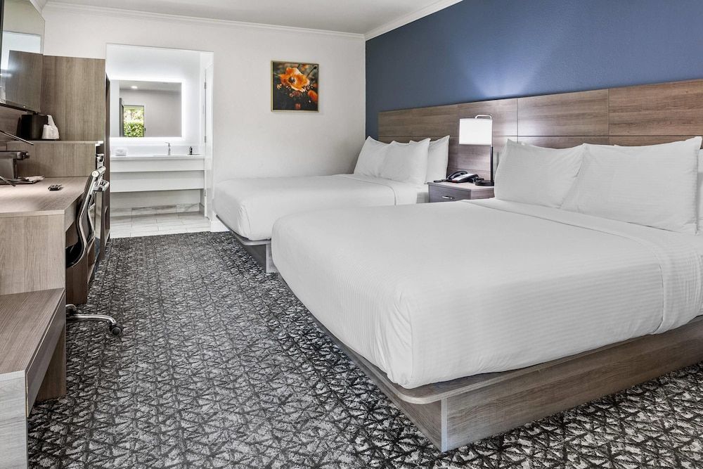 University Park Inn & Suites, an Ascend Collection Hotel Standard Room, 2 Queen Beds, Non Smoking 2