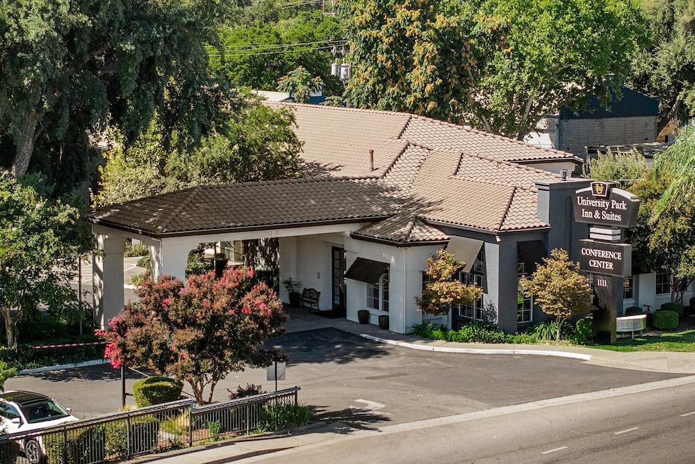 undefined University Park Inn & Suites, an Ascend Collection Hotel 6