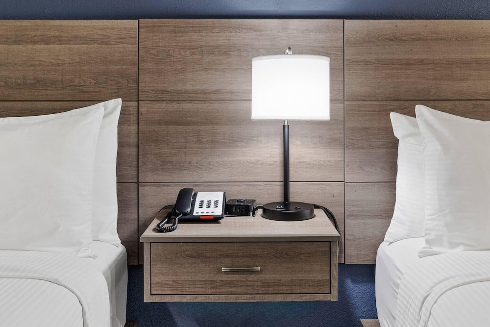 University Park Inn & Suites, an Ascend Collection Hotel Standard Room, 2 Queen Beds, Non Smoking 4