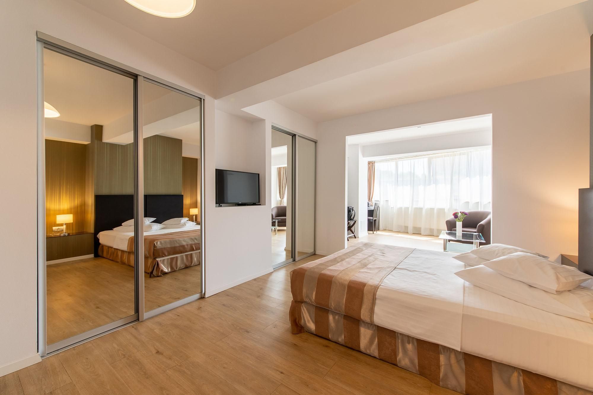 Parliament Hotel Deluxe Queen 2