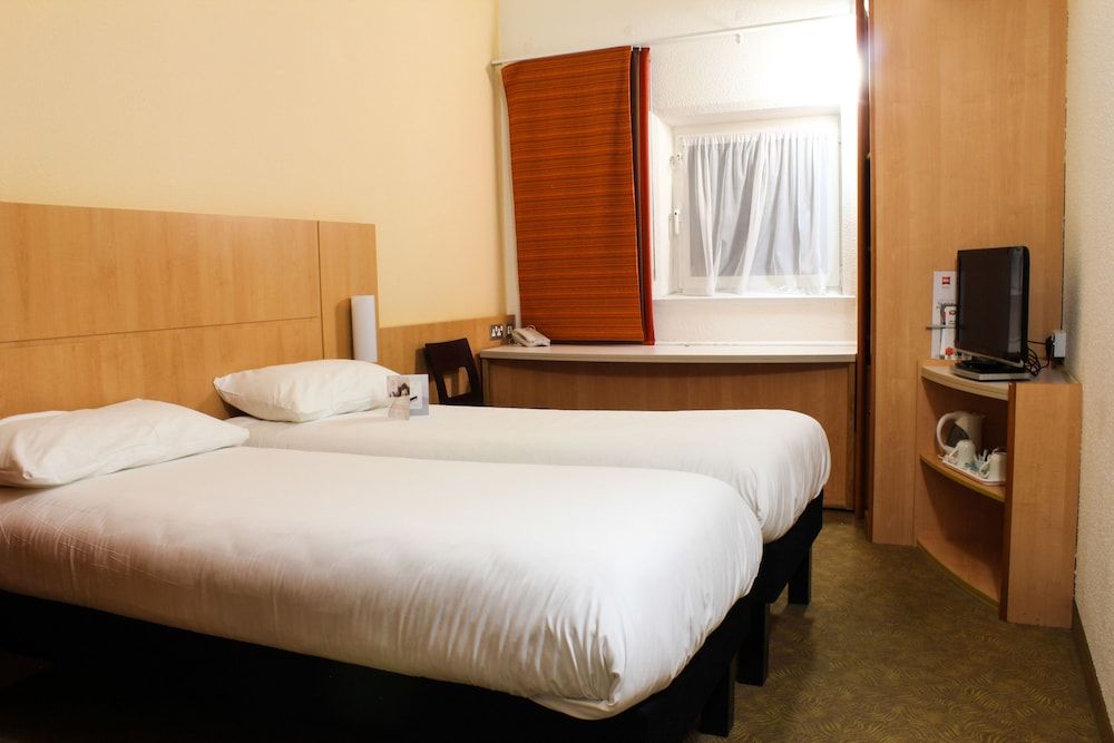 ibis Cardiff Twin Room, 2 Twin Beds 3