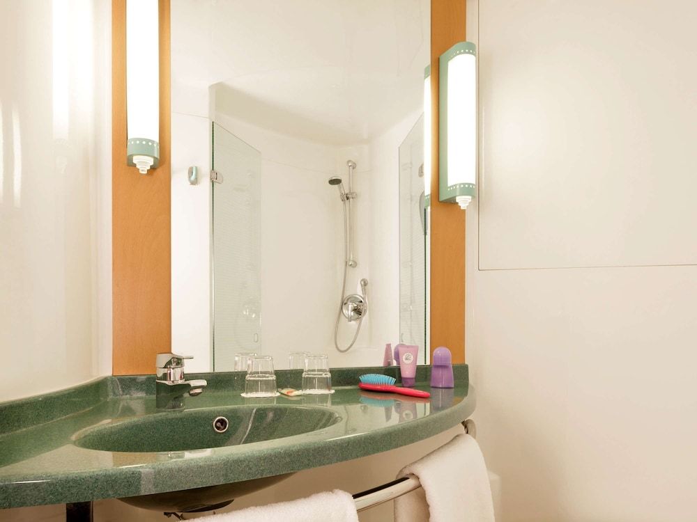 ibis Cardiff Double Room, 1 Double Bed 4