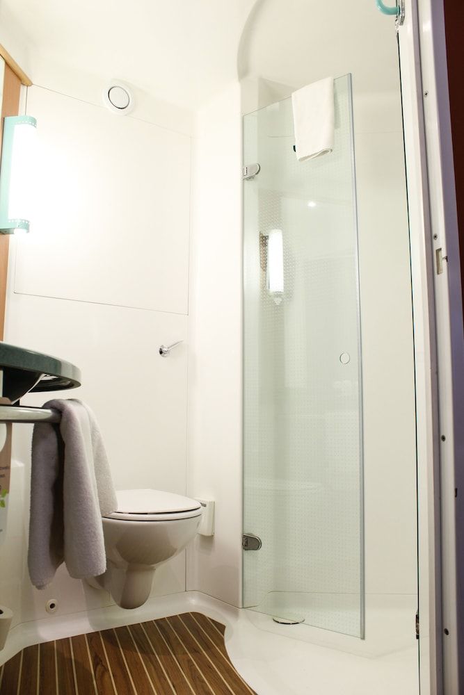 ibis Cardiff Double Room, 1 Double Bed 5