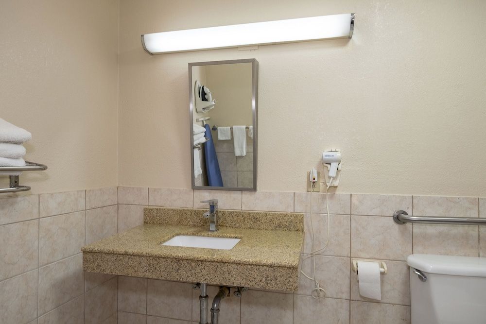 Red Roof Inn Muscle Shoals Superior Room, 1 King Bed, Accessible, Smoking (Roll-In Shower) 5