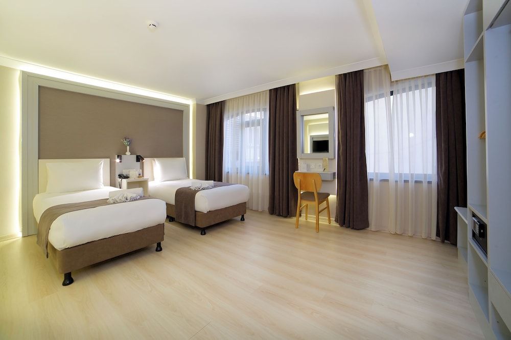 Bulvar Palas Old City Hotel Queen Room with Queen Beds Accessible Room 5