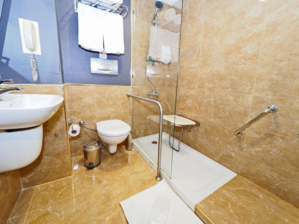 Bulvar Palas Old City Hotel Queen Room with Queen Beds Accessible Room 6