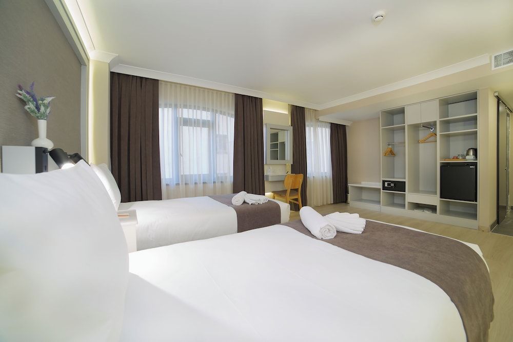 Bulvar Palas Old City Hotel Queen Room with Queen Beds Accessible Room 3
