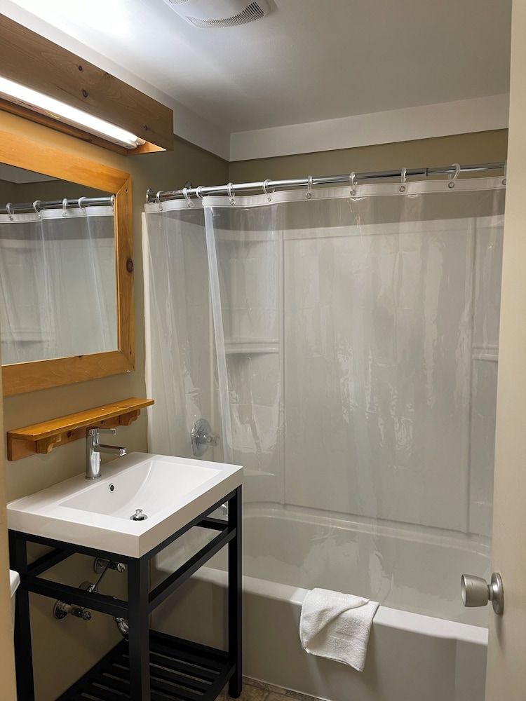 Northern Lights Lodge Deluxe Room, 2 Queen Beds 6