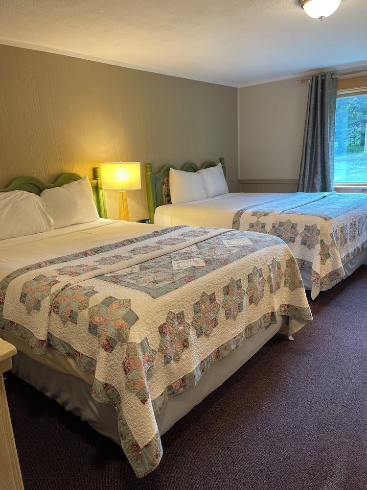 Northern Lights Lodge Deluxe Room, 2 Queen Beds 4
