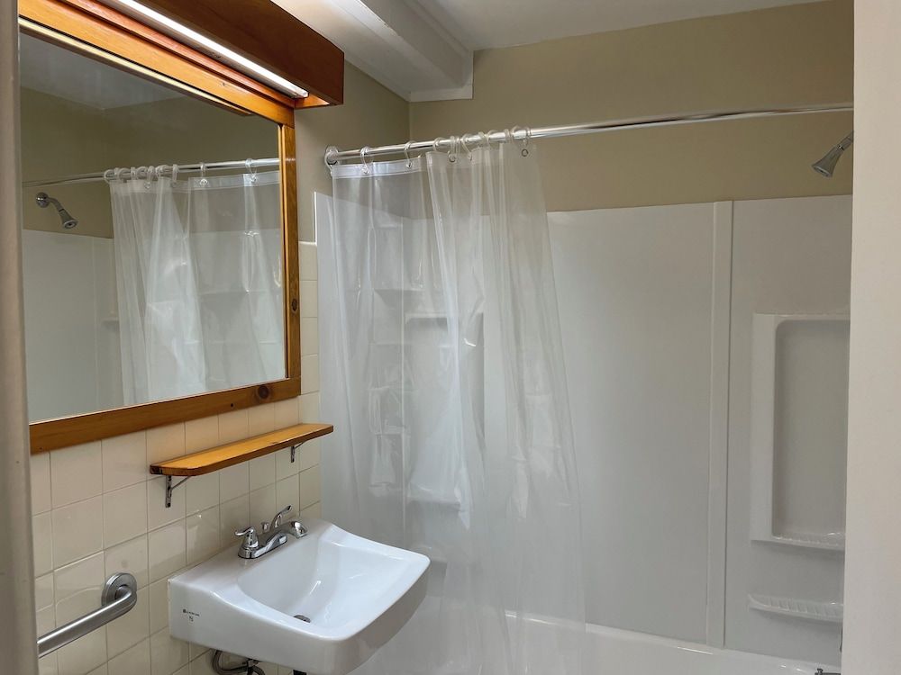 Northern Lights Lodge Standard Room, 1 King Bed 3