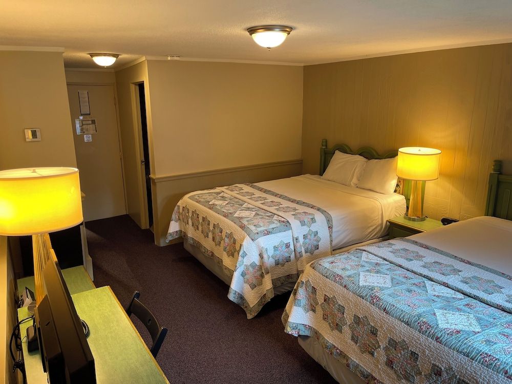 Northern Lights Lodge Deluxe Room, 2 Queen Beds 2