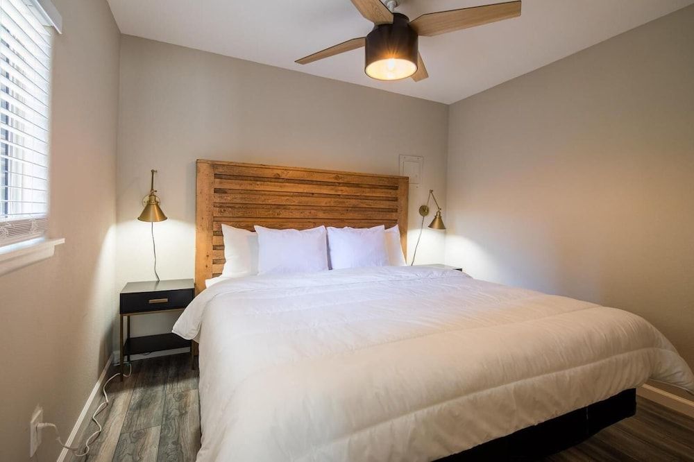 Cottages on River Road Studio, 1 King Bed 3