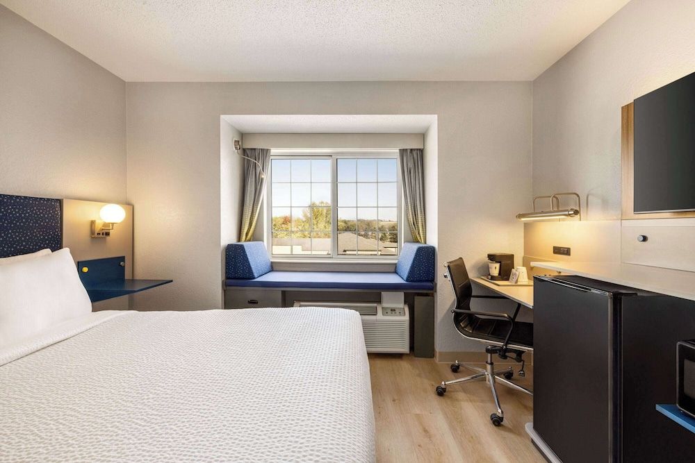 Standard Room, 1 Queen Bed