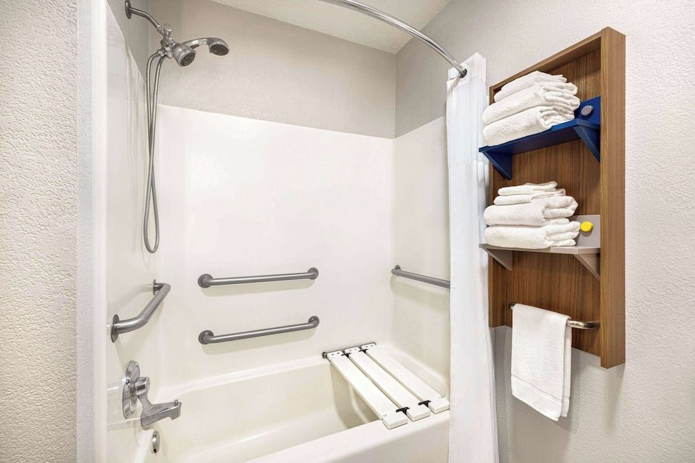 Standard Room, 1 Queen Bed, Accessible