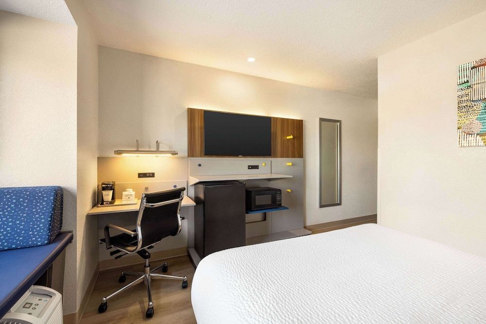 Standard Room, 1 Queen Bed