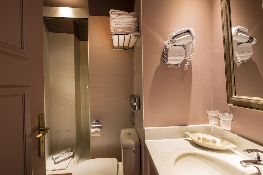 Cavendish Standard Room (Free wine tasting) 3