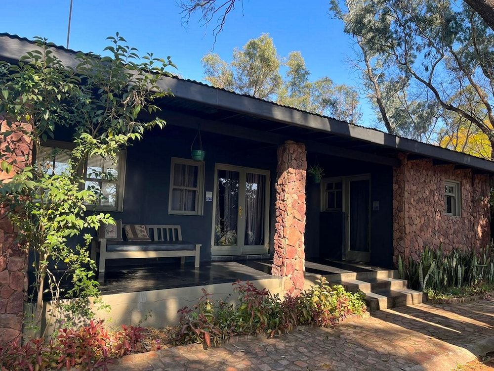 Shangri-La Country Hotel Executive Room, 2 Bedrooms, Connecting Rooms, Garden View 19