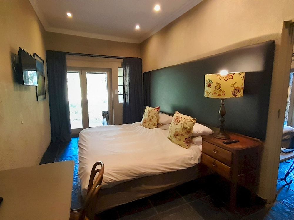 Shangri-La Country Hotel Executive Room, 2 Bedrooms, Connecting Rooms, Garden View 9