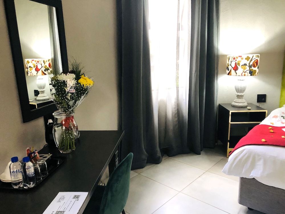 Shangri-La Country Hotel Deluxe Twin Room, 2 Twin Beds 6