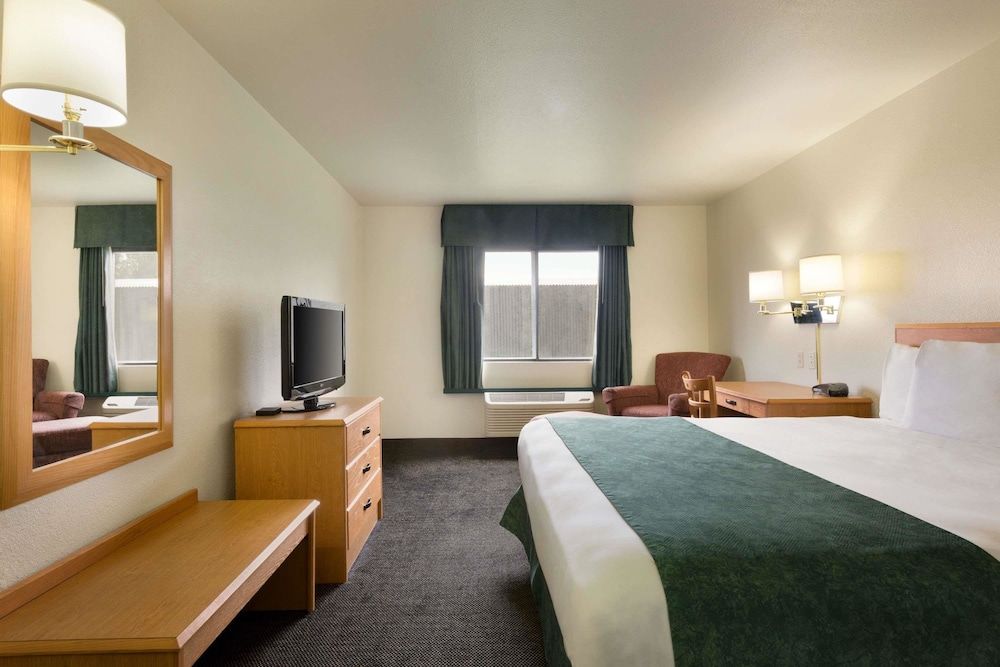 Room, 1 King Bed, Accessible, Non Smoking (Roll-In Shower)